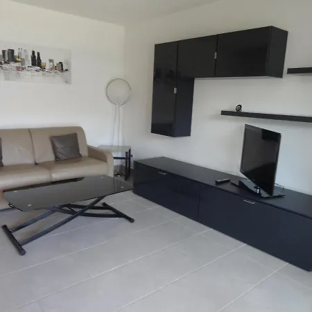 Beau T2 Avec Loggia Et Parking A - Fr-1-472-113